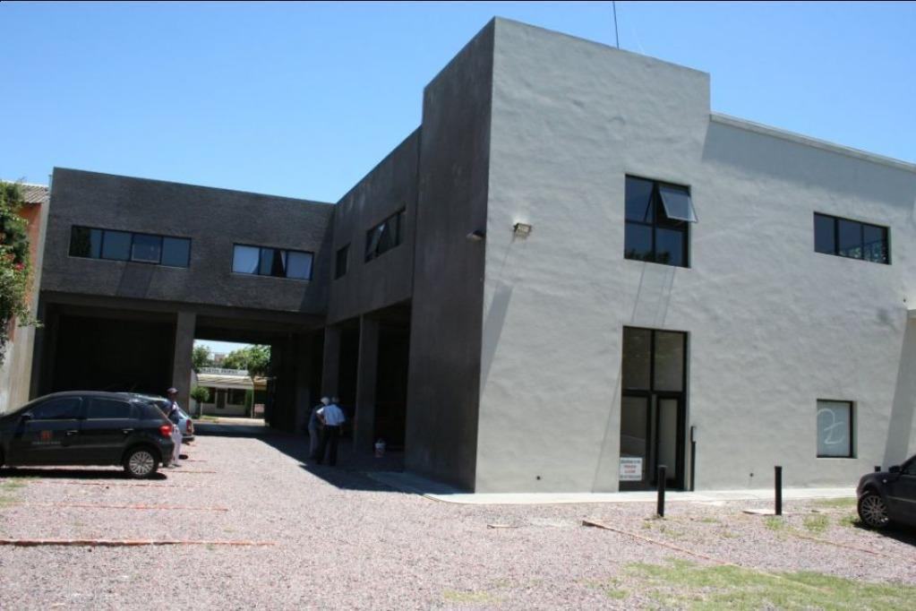 Edificio de oficinas y depósito Ravman